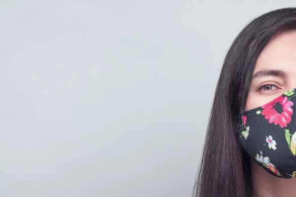 Yüz maskeli kadın portresi