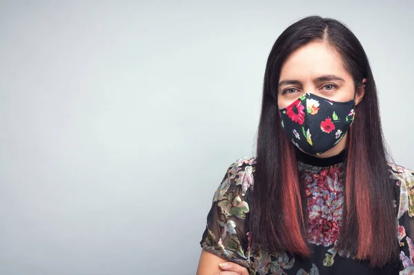 Yüz maskeli kadın portresi