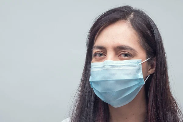 Yüz maskeli kadın portresi