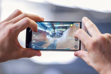 Eller cep telefonuyla video çekiyor