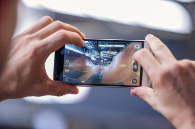 Eller cep telefonuyla video çekiyor