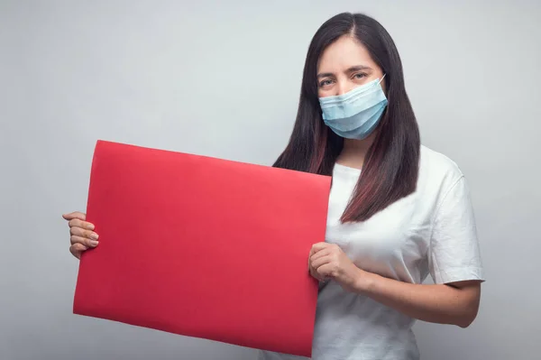 Kvinna Med Mask Och Röd Skylt Vertikalt Glad Stämning — Stockfoto