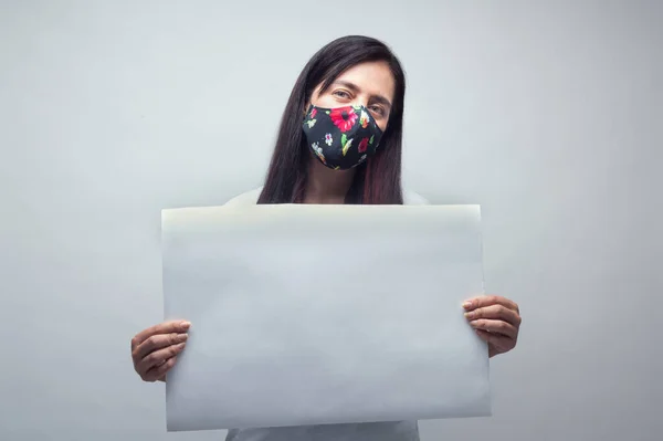 Yüz maskeli kadın portresi ve beyaz tabela