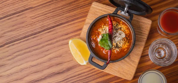 Meksika biber çorbası ve tekila bayrağı.