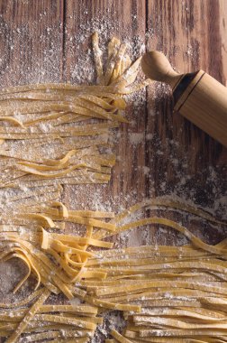 Ev yapımı makarna ve merdane dikey.