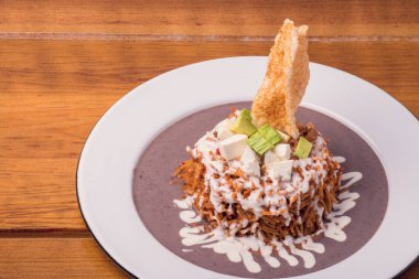 Kızarmış erişte ve domuz derisi.