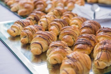 Açık havada çeşitli kruvasanlar.