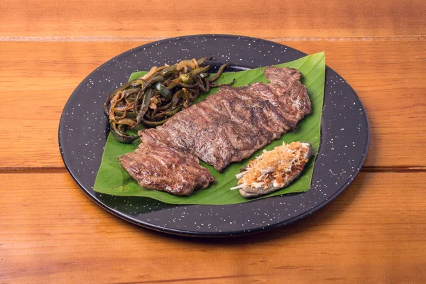 Gurme Meksika yemeği, bifteğin kenarından yarık ve soslu.