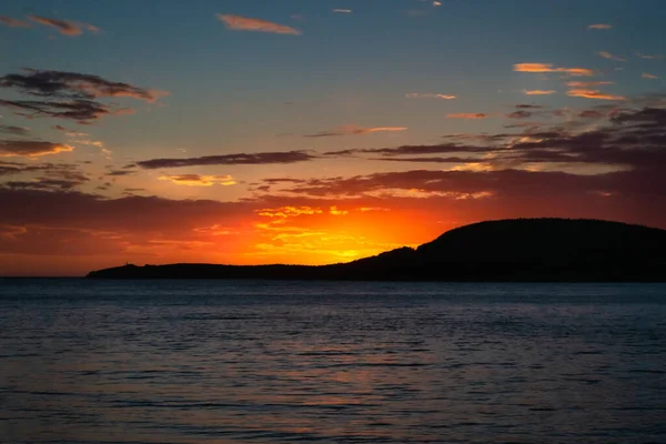 Hermosa Puesta Sol Dorada Naranja Amarilla Con Silueta Tierra Horizonte —  Fotos de Stock