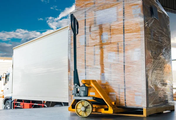 トラック パッケージボックス 貨物輸出 道路貨物輸送輸送 倉庫産業サービス物流と大規模な出荷パレット商品負荷 — ストック写真