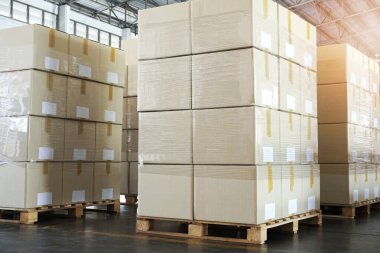 Tahta paletler, paketler, ambalaj kutuları, deponun içi, üretim tesisi lojistik ve ulaşım.