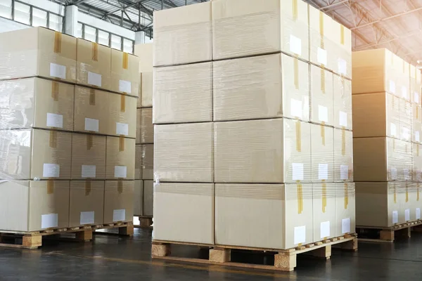 Stos Kartonów Paletach Drewnianych Opakowania Kartony Opakowaniowe Wnętrze Magazynów Logistyka — Zdjęcie stockowe