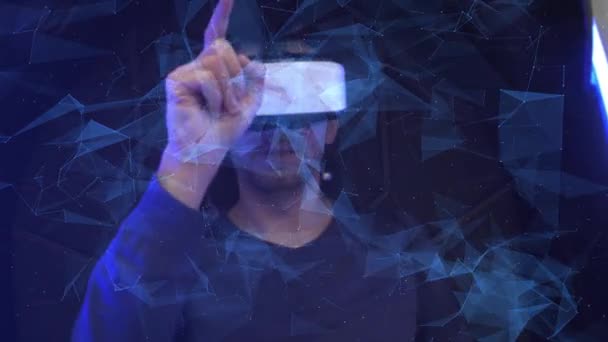 Modelo joven en gafas de realidad virtual sobre fondo oscuro.. Realidad aumentada, ciencia, concepto de tecnología futura. VR. Gafas 3D futuristas con proyección virtual. Luz de neón . — Vídeos de Stock