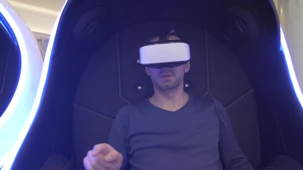 Modelo joven en gafas de realidad virtual sobre fondo oscuro.. Realidad aumentada, ciencia, concepto de tecnología futura. VR. Gafas 3D futuristas con proyección virtual. Luz de neón . — Vídeos de Stock