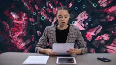 Televizyon haberleri. Dünya saldırısı. Küresel enfeksiyon Arka planda benek sembolleri olan şehir haritası.