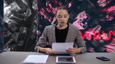 Televizyon haberleri. Dünya saldırısı koronavirüsü. Küresel koronavirüs enfeksiyonu. Arkaplanda virüs sembolleri olan şehir haritası.