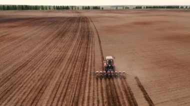 İlkbaharda Idaho 'nun verimli tarım arazilerine patates eken traktörün hava görüntüsü..