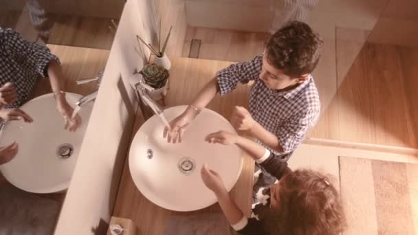 Portrait rapproché d'enfants tout-petit garçon fille dans la salle de bain toilettes se laver les mains à temps pandémie de coronavirus . — Video