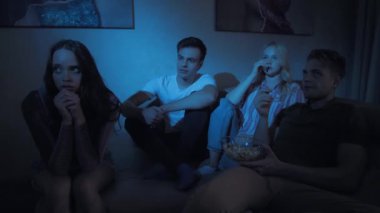Bir grup genç ve güzel arkadaş birlikte heyecan verici bir korku dizisi izliyorlar.