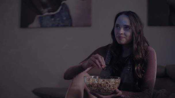 Positivo emocional encantador sorridente menina assistindo TV — Vídeo de Stock