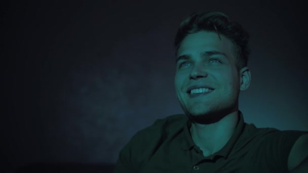 Detailní záběr portrét veselého emocionálního mladého pohledného modrookého muže — Stock video