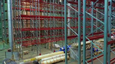 İnşaat malzemelerinin havadan görünüşü yapıların arasında yer alıyor.