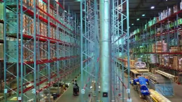 小包収納棚付きの巨大な近代的な郵便倉庫の空中ビュー — ストック動画