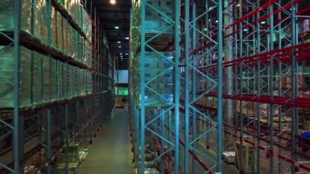 Letecký pohled na obří kovové konstrukce police pro skladování zboží — Stock video