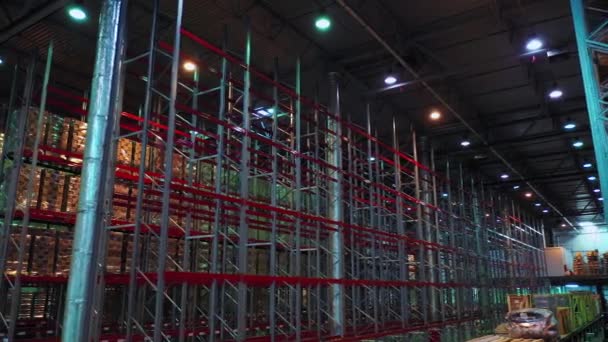 Dolny widok gigantycznych konstrukcji metalowych półki w branży budowlanej — Wideo stockowe