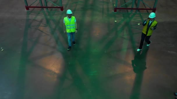 Ingeniero director y capataz en chalecos verdes y cascos blancos con tableta — Vídeos de Stock