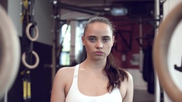 Belle femme travaillant dans une salle de gym — Video