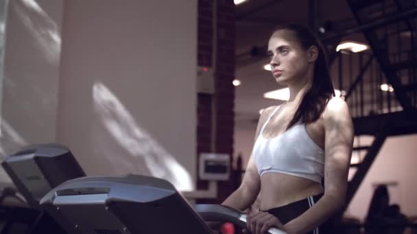 Una mujer corriendo en una cinta en una ventana panorámica. Concepto de estilo de vida saludable . — Vídeos de Stock