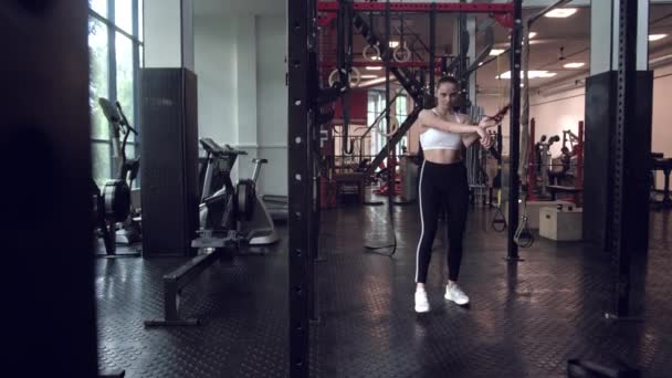 体操でスキップロープを使用して行使若い女性。体育館で一生懸命練習するアスリートウーマン. — ストック動画