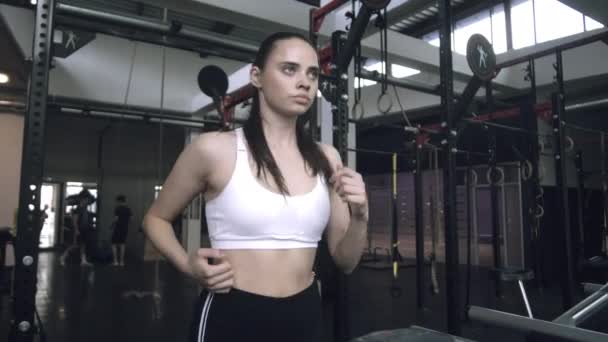 Wanita berjalan di treadmill di jendela panorama. Konsep dari gaya hidup sehat. — Stok Video