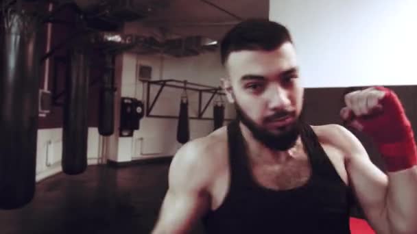 Né pour combattre. Homme fort en vêtements de sport boxe à l'ombre. Athlète confiant lancer crochet dans le gymnase de boxe — Video