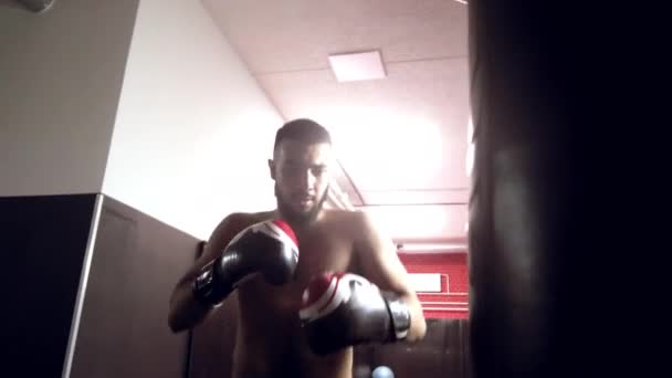 Fighter est pratiquant en boxe gym, boxe thaïlandaise, arts martiaux — Video