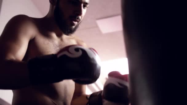 Lutador está praticando no ginásio de boxe, boxe tailandês, artes marciais — Vídeo de Stock