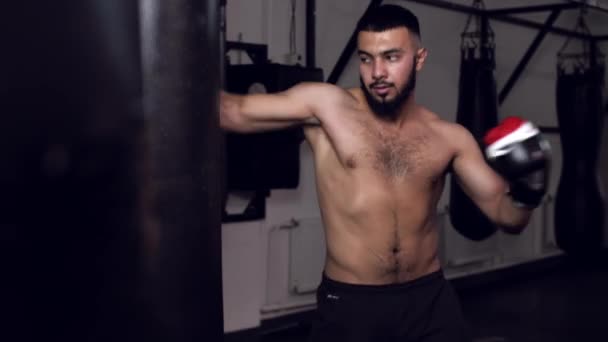 Fighter is het beoefenen van in boksschool, Thai boksen, Krijgskunst — Stockvideo