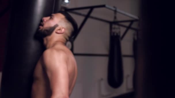 Combatiente está practicando en el gimnasio de boxeo, el boxeo tailandés, las artes marciales — Vídeo de stock