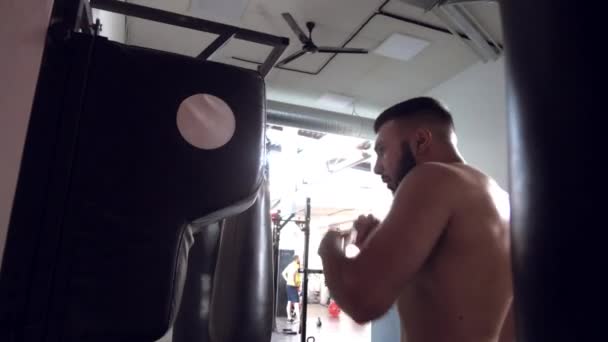 Lutador está praticando no ginásio de boxe, boxe tailandês, artes marciais — Vídeo de Stock