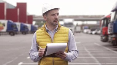 Foreman denetimi Lojistik İthalat İhracat Arkaplanı, İş lojistik konsepti, ithalat ve ihracat kavramı için kutuları kamyondan kamyona yükleme