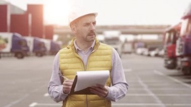 Foreman denetimi Lojistik İthalat İhracat Arkaplanı, İş lojistik konsepti, ithalat ve ihracat kavramı için kutuları kamyondan kamyona yükleme