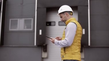 Foreman, ithalat ihracat için kargo gemisinden konteynır yükleme kutusu, Foreman, endüstriyel konteynır kargo gemisi, ticari lojistik konsept, ithalat ve ihracat konsepti.