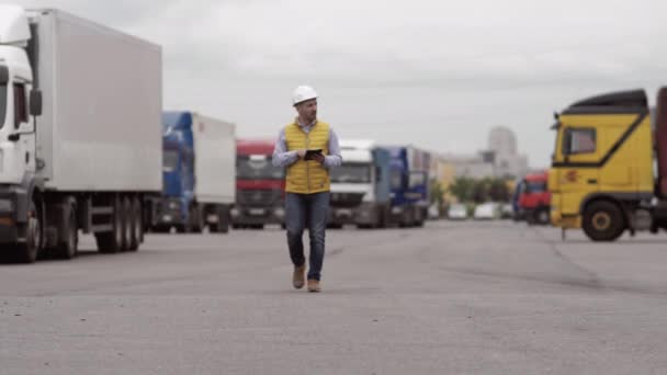 Foreman ovládání nakládání kontejnery box na kamion pro Logistic Import Export Pozadí, Business logistický koncept, import a export koncept — Stock video