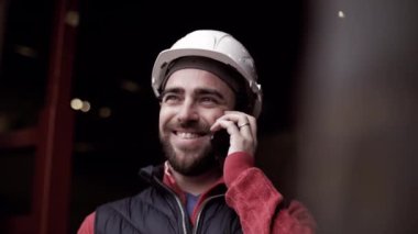 Foreman, ithalat ihracat için kargo gemisinden konteynır yükleme kutusu, Foreman, endüstriyel konteynır kargo gemisi, ticari lojistik konsept, ithalat ve ihracat konsepti.