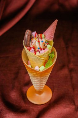 Kekin içinde dondurma, marşmelovlu kurabiye.