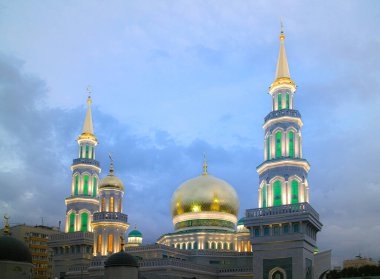 Akşam gökyüzüne karşı Altın Kubbeli Cami