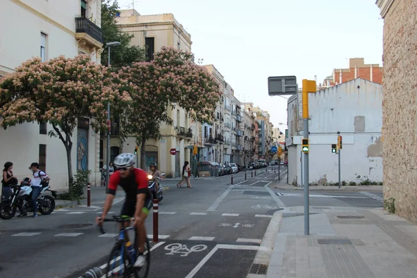 Vecchia Strada Stile Europeo Con Ciclista Motociclista Barcellona Spagna — Foto Stock