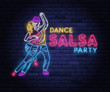 Dans eden çiftle salsa partisi neon pankartı. Latin dansçıların parlak ışıklı neon işaretleri. Duvarın arka planında neon harfler var. Gece hayatı ve eğlence tabelası.