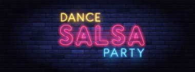 Salsa dansı renkli neon pankartı. Aydınlatılmış neon ışıkları Latin danslarının işareti. Duvarın arka planında neon harfler var. Disko kulübü olay broşürü. Gece hayatı ve eğlence tabelası.